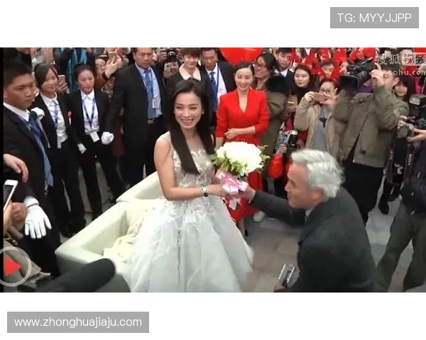 足球明星浪漫求婚感动全场爱妻泪洒幸福时刻见证爱情永恒